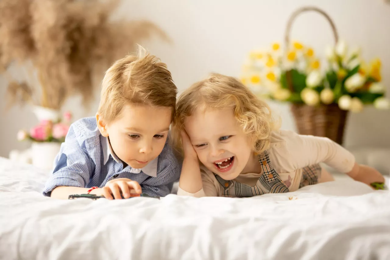 two children getting along. how to help siblings getting along