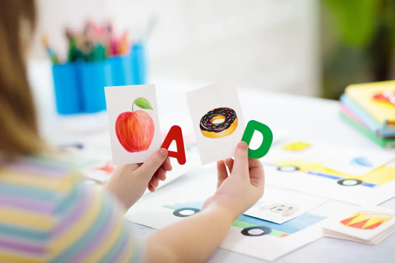 Kids learn to read. Colorful abc phonics flash cards for kindergarten and preschool children. Remote learning and homeschooling for young kid. Child reading sounds and letters. English lesson. alphabet games preachoolers